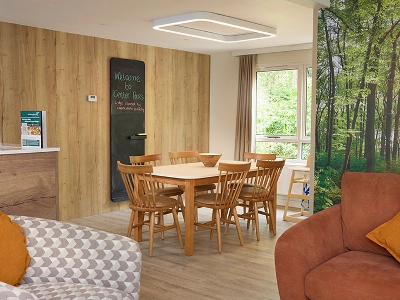 Center Parcs 高端度假屋厨房与餐区装饰照明